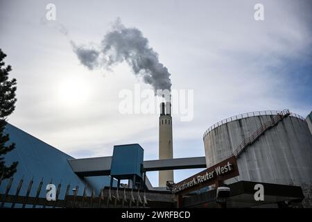 Berlin, Deutschland. März 2024. Das Blockheizkraftwerk Reuter West bei der Grundsteinlegung für ein neues Energieprojekt. Hier werden eine neue Abwasserwärmepumpenanlage und eine neue Gegendruckdampfturbine gebaut. Das Projekt wird von Vattenfall, Berliner Wasserbetriebe und Berliner Stadtreinigung betrieben. Quelle: Jens Kalaene/dpa/Alamy Live News Stockfoto