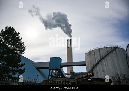 Berlin, Deutschland. März 2024. Das Blockheizkraftwerk Reuter West bei der Grundsteinlegung für ein neues Energieprojekt. Hier werden eine neue Abwasserwärmepumpenanlage und eine neue Gegendruckdampfturbine gebaut. Das Projekt wird von Vattenfall, Berliner Wasserbetriebe und Berliner Stadtreinigung betrieben. Quelle: Jens Kalaene/dpa/Alamy Live News Stockfoto