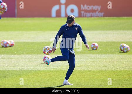 Majadahonda, Spanien. März 2024. Diego Pablo Simeone, Cheftrainer von Atletico de Madrid, der während eines Trainings am Vorabend des Achtelfinales der UEFA Champions League gegen den FC Internazionale Milano auf dem Trainingsgelände von Atletico Madrid in Majadahonda, Madrid, in Aktion war. Quelle: SOPA Images Limited/Alamy Live News Stockfoto