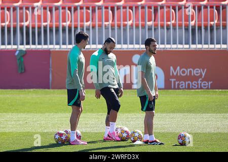 Majadahonda, Spanien. März 2024. Stefan Savic (L), Memphis Depay (C) und Jorge Resurrecion, bekannt als Koke von Atletico de Madrid (R), wurden während eines Trainings am Vorabend des Achtelfinale-Fußballspiels der UEFA Champions League gegen den FC Internazionale Milano auf dem Trainingsgelände von Atletico Madrid in Majadahonda gesehen. (Foto: Federico Titone/SOPA Images/SIPA USA) Credit: SIPA USA/Alamy Live News Stockfoto