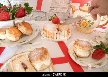 St. Georges Day Nachmittagstee Feiern mit englischer Flagge Erdbeeren und Creme Scones englischer Tee Vintage Teeparty Stockfoto