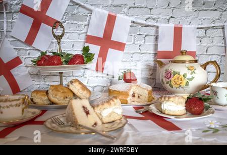 St. Georges Day Nachmittagstee Feiern mit englischer Flagge Erdbeeren und Creme Scones englischer Tee Vintage Teeparty Stockfoto