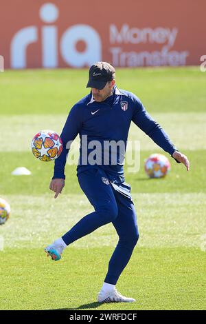 Majadahonda, Spanien. März 2024. Diego Pablo Simeone, Cheftrainer von Atletico de Madrid, der während eines Trainings am Vorabend des Achtelfinales der UEFA Champions League gegen den FC Internazionale Milano auf dem Trainingsgelände von Atletico Madrid in Majadahonda, Madrid, in Aktion war. (Foto: Federico Titone/SOPA Images/SIPA USA) Credit: SIPA USA/Alamy Live News Stockfoto