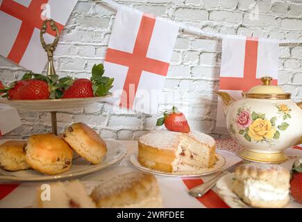 St. Georges Day Nachmittagstee Feiern mit englischer Flagge Erdbeeren und Creme Scones englischer Tee Vintage Teeparty Stockfoto