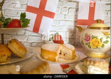 St. Georges Day Nachmittagstee Feiern mit englischer Flagge Erdbeeren und Creme Scones englischer Tee Vintage Teeparty Stockfoto