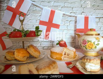 St. Georges Day Nachmittagstee Feiern mit englischer Flagge Erdbeeren und Creme Scones englischer Tee Vintage Teeparty Stockfoto