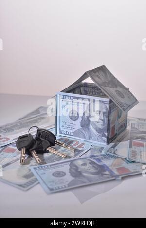 Kleines Modellhaus und Tasten an der neu gestalteten US Hundert-Dollar-Scheine. Stockfoto