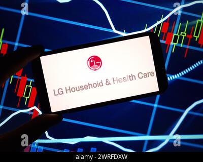 Konskie, Polen - 11. März 2024: Logo des Unternehmens LG Haushalt und Gesundheitswesen auf dem Mobiltelefon angezeigt Stockfoto