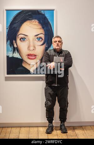 Cromwell Place, London, Großbritannien. März 2024. Rankin (im Bild) Neben Natalie Imbruglia links vom mittleren Album Artwork, 1997 C-Type LambdaThrough eine sorgfältig kuratierte Auswahl von Porträts, die neueste TIN MAN KUNSTAUSSTELLUNG, Sound Off – am Cromwell Place ab dem 12-24. März 2024 – zeigt Rankin ́s die Fähigkeit, Bilder zu erstellen, die den Zeitgeist definieren, sowie die Persönlichkeiten hinter der Persönlichkeit jedes Musikers zu erforschen.Paul Quezada-Neiman/Alamy Live News Credit: Paul Quezada-Neiman/Alamy Live News Stockfoto