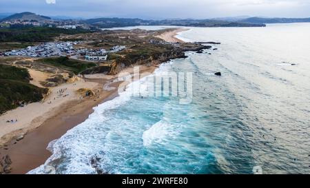 Offener Strand Playa de Canallave, windig und mit starken Strömungen, und das Kantabrische Meer mit großen mächtigen Wellen. Liencres Dunes Natural Park im Stockfoto