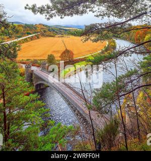 Blick im Herbst auf die Craigellachie Brücke über den Fluss Spey bei Aberlour in Moray, Schottland Stockfoto