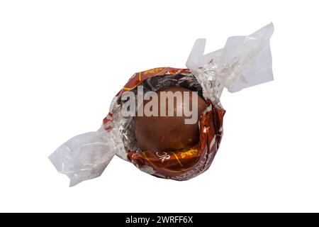 Lindt Lindor Haselnussschokolade wurde geöffnet, um den Inhalt auf weißem Hintergrund zu zeigen Stockfoto