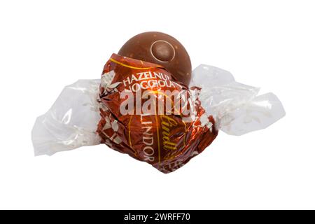 Lindt Lindor Haselnussschokolade wurde geöffnet, um den Inhalt auf weißem Hintergrund zu zeigen Stockfoto