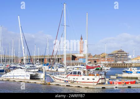 Grimsby dockt den Turm des Grimsby Docks hinter den Yachten in der Humber Cruising Association Marina des alten Fischdocks Nr. 1 Grimsby North Lincolnshire England Großbritannien Stockfoto