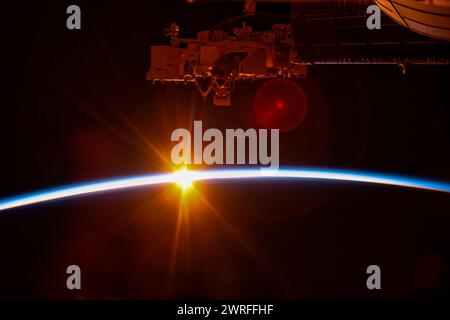 Sonnenaufgang Planet Erde. Digitale Bildverbesserung durch die NASA Stockfoto