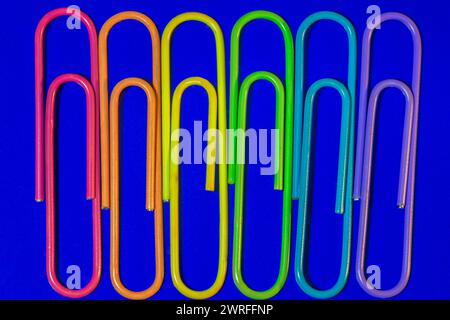 Eine Nahaufnahme einer Reihe Büroklammern in den Farben des Regenbogens Stockfoto