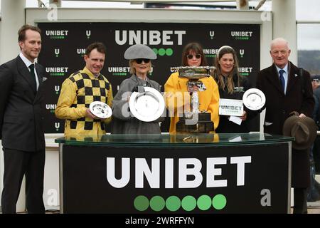 Die Siegerverbindungen feiern, wenn der State man mit Paul Townend an Bord am 14. März 2023 das Unibet Champion Hürdenherausforderungs-Trophy-Rennen am Tag 1 des Cheltenham Festivals im Prestbury Park, Cheltenham, Großbritannien, gewinnt. Foto von Ken Sparks. Nur redaktionelle Verwendung, Lizenz für kommerzielle Nutzung erforderlich. Keine Verwendung bei Wetten, Spielen oder Publikationen eines einzelnen Clubs/einer Liga/eines Spielers. Quelle: UK Sports Pics Ltd/Alamy Live News Stockfoto