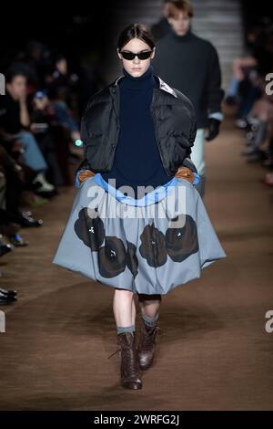 Paris, Frankreich. März 2024. Auf der Miu Miu Modeschau läuft ein Model während der Herbstwinter 2024 Collections Fashion Show auf der Pariser Fashion Week am 5. März 2024 auf dem Laufsteg. (Foto: Jonas Gustavsson/SIPA USA) Credit: SIPA USA/Alamy Live News Stockfoto