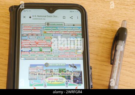 US National Debt Clock Website auf einem Smartphone Stockfoto