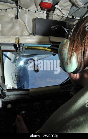 Airman 1st Class Katherine Dickey, 93rd Air Fueling Squadron Boom Operator, steuert den Ausleger, um einen KC-10 Extender von der Travis Air Force Base zu tanken Stockfoto