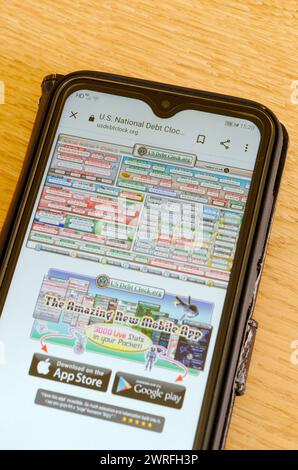 US National Debt Clock Website auf einem Smartphone Stockfoto
