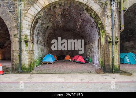 Am St Blaise Square in der Nähe des Bahnhofs Forster Square gibt es rund 10 Eisenbahnbögen.11. Februar 2024 wurden Obdachlose in Zelten untergebracht. Stockfoto