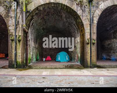 Am St Blaise Square in der Nähe des Bahnhofs Forster Square gibt es rund 10 Eisenbahnbögen.11. Februar 2024 wurden Obdachlose in Zelten untergebracht. Stockfoto