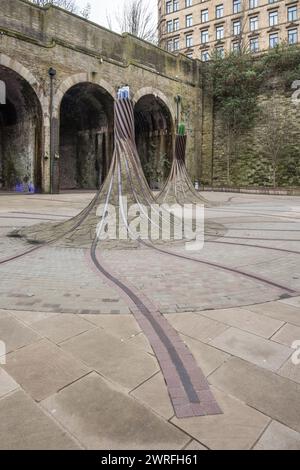 „Fibres“, eine standortspezifische Skulptur am St. Blaise Square, in der Nähe des Bahnhofs Forster Square, alte Eisenbahnlinien, kurvenförmige Säulen und Optik. Stockfoto