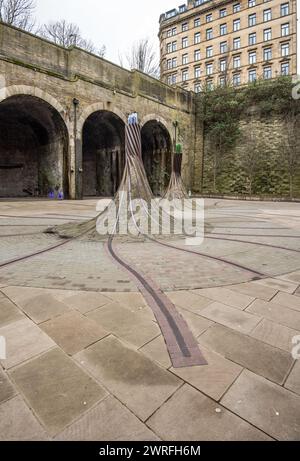 „Fibres“, eine standortspezifische Skulptur am St. Blaise Square, in der Nähe des Bahnhofs Forster Square, alte Eisenbahnlinien, kurvenförmige Säulen und Optik. Stockfoto