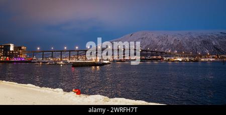 Nachtblick auf die Tromsø-Brücke (Norwegisch Tromsøbrua), eine freitragende Straßenbrücke in der Stadt Tromsø, Norwegen. Stockfoto