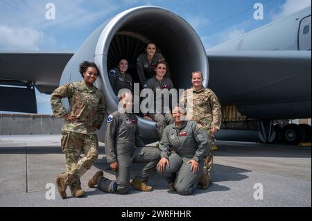 Flieger der 909. Luftbetankungsgeschwader und der 718. Flugzeugwartungsgeschwader posieren für ein Foto auf der Kadena Air Base in Japan am 21. März 2022. Stockfoto