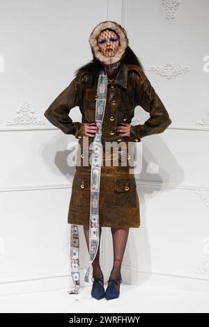 Paris, Frankreich. Februar 2024. Ein Model läuft auf der Modeschau Vaquera während der Herbst Winter 2024 Collections Fashion Show auf der Pariser Fashion Week am 26. Februar 2024. (Foto: Jonas Gustavsson/SIPA USA) Credit: SIPA USA/Alamy Live News Stockfoto