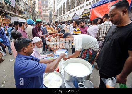 Ramadan in Bangladesch Bangladesch Muslime kaufen am ersten Tag des Fastenmonats Ramadan auf einem traditionellen Lebensmittelmarkt im Chalk Basar in Dhaka, Bangladesch, am 12. März 2024. Der Monat Ramadan ist der neunte Monat des islamischen Kalenders, und es wird angenommen, dass die Offenbarung des ersten Verses im Koran während der letzten 10 Nächte war. Es ist auch eine Zeit für geselliges miteinander, hauptsächlich abends nach dem Fastenbrechen, und in den meisten Ländern wird es zu einer Verlagerung aller Aktivitäten in den späten Tag kommen. Dhaka Dhaka Bezirk Bangladesch Copyright: XHabiburxRahmanx Stockfoto