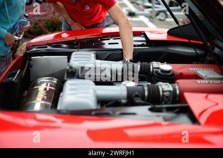 Riga, Lettland – 21. Juni 2015: Details zum Ferrari 360 Spider – Nahaufnahme – Motor Stockfoto