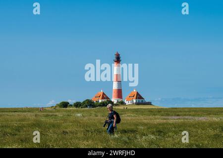 Leuchtturm von Westerhever an der Nordseeküste auf der Halbinsel Eiderstdt in Schleswig-Holstein eine Fotografin im Vordergrund *** Leuchtturm Westerhever an der Nordseeküste auf der Halbinsel Eiderstdt in Schleswig-Holstein ein Fotograf im Vordergrund Stockfoto