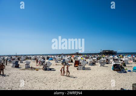 Urlauber am herrlichen Sandstrand von St. Peter-Ording im Hochsommer *** Urlauber am wunderschönen Sandstrand von St. Peter Ording im Hochsommer Stockfoto