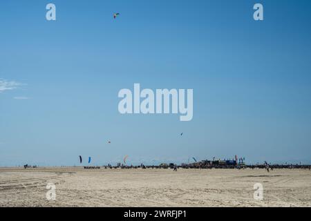 Fahrradparkplatz am Sandstrand von St. Peter-Ording *** Fahrradparkplatz am Sandstrand von St. Peter Ording Stockfoto