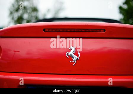 Riga, Lettland – 21. Juni 2015: Ferrari 360 Spider Details Nahaufnahme: Ferrari stolzendes Pferd auf roter Karosserie Stockfoto