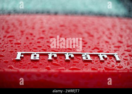 Riga, Lettland – 21. Juni 2015: Details zum Ferrari 360 Spider – Regentropfen auf das rote ferrari-Logo Stockfoto