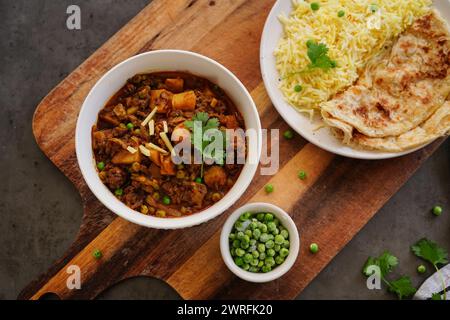 Hausgemachtes Rinderkeema | Alu matar Kheema mit Reis und Roti Stockfoto