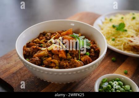 Hausgemachtes Rinderkeema | Alu matar Kheema mit Reis und Roti Stockfoto