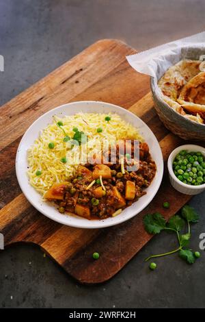 Hausgemachtes Rinderkeema | Alu matar Kheema mit Reis und Roti Stockfoto