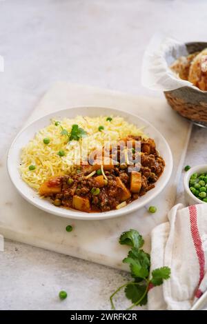 Hausgemachtes Rinderkeema | Alu matar Kheema mit Reis und Roti Stockfoto