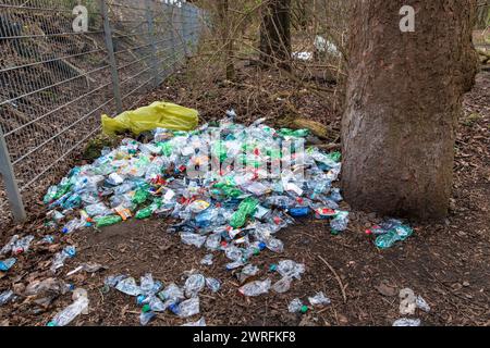 Im Hiroshima-Nagasaki-Park in Köln befindet sich eine große Anzahl von Plastikflaschen. Eine groesse Anzahl zerdrueckter Plastikflaschen liegen im Stockfoto