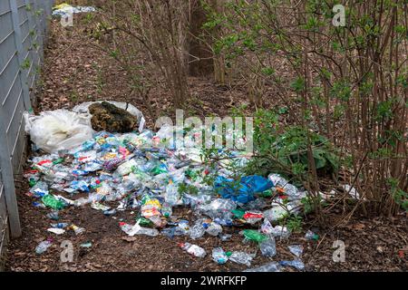 Im Hiroshima-Nagasaki-Park in Köln befindet sich eine große Anzahl von Plastikflaschen. Eine groesse Anzahl zerdrueckter Plastikflaschen liegen im Stockfoto