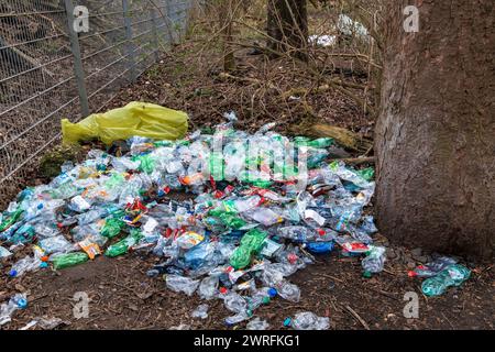 Im Hiroshima-Nagasaki-Park in Köln befindet sich eine große Anzahl von Plastikflaschen. Eine groesse Anzahl zerdrueckter Plastikflaschen liegen im Stockfoto