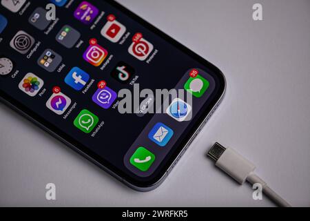 Das neue iPhone jetzt und in unseren Stores wird in Kürze erscheinen. IPhone mit dem neuen Ladegerät Typ-c. Moldau, Hincesti 04.09.2023 Stockfoto