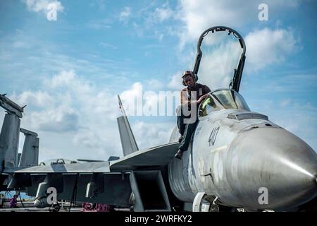 240206-N-DH019-1009 RED SEA (06. Februar 2024) ein Survival Equipmentman der Flugbesatzung bereitet einen F/A-18E Super Hornet Kampfjet vor Stockfoto