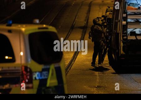 Am späten Montagabend, dem 10.03., erreichte die Notrufleitstelle der Polizei Essen ein dramatischer Notruf. Gegen 23:10 Uhr meldete ein Anrufer, dass er soeben eine Person erschossen habe. Gleichzeitig drohte er, sofort zu schießen, sobald sich Einsatzkräfte, insbesondere Polizeikräfte, dem Haus nähern würden. Aufgrund dieser bedrohlichen Situation wurden sofort mehrere Streifenwagen zur Einsatzadresse entsandt, begleitet von der Hinzuziehung spezialisierter Kräfte. Die Straßen im Brilken und Essener Straße in Essen-Stoppenberg wurden komplett abgesperrt, während die Ermittlungen voranschri Stockfoto