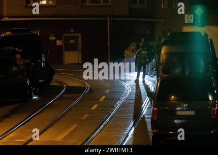 Am späten Montagabend, dem 10.03., erreichte die Notrufleitstelle der Polizei Essen ein dramatischer Notruf. Gegen 23:10 Uhr meldete ein Anrufer, dass er soeben eine Person erschossen habe. Gleichzeitig drohte er, sofort zu schießen, sobald sich Einsatzkräfte, insbesondere Polizeikräfte, dem Haus nähern würden. Aufgrund dieser bedrohlichen Situation wurden sofort mehrere Streifenwagen zur Einsatzadresse entsandt, begleitet von der Hinzuziehung spezialisierter Kräfte. Die Straßen im Brilken und Essener Straße in Essen-Stoppenberg wurden komplett abgesperrt, während die Ermittlungen voranschri Stockfoto